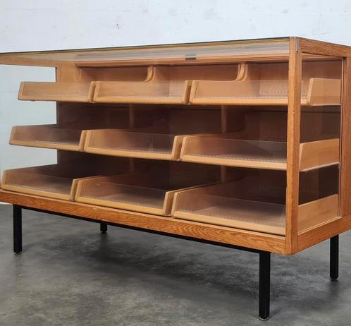 Oude vintage design toonbank vitrinekast, Huis en Inrichting, Kasten | Dressoirs, Zo goed als nieuw, 50 tot 100 cm, 25 tot 50 cm