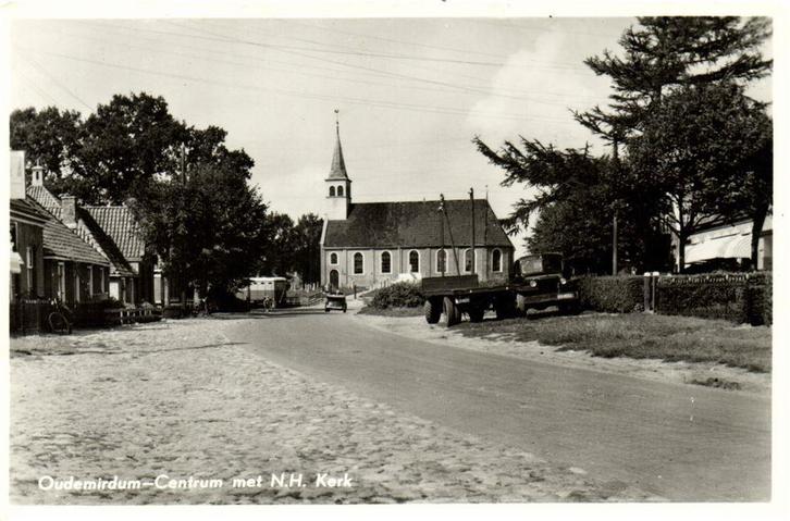 Oudemirdum - Centrum met N.H. Kerk - 1957 gelopen, Verzamelen, Ansichtkaarten | Nederland, Ongelopen, Voor 1920, Ophalen of Verzenden