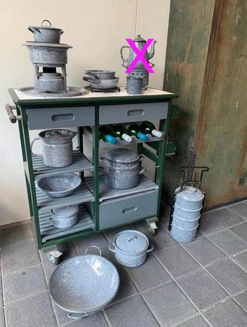 Mooie collectie Emaille wolken pannen ketels etc incl kastje beschikbaar voor biedingen