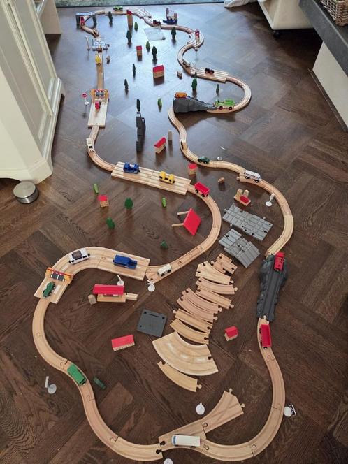 Houten trein baan met veel accessoires, Kinderen en Baby's, Speelgoed | Bouwstenen, Zo goed als nieuw, Overige merken, Ophalen