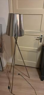 Zilverkleurige lamp, Huis en Inrichting, Lampen | Vloerlampen, Ophalen, Gebruikt, 100 tot 150 cm