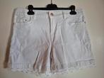Witte korte broek met kantje aan de pijpen., Maat 38/40 (M), Kort, Wit, Ophalen of Verzenden