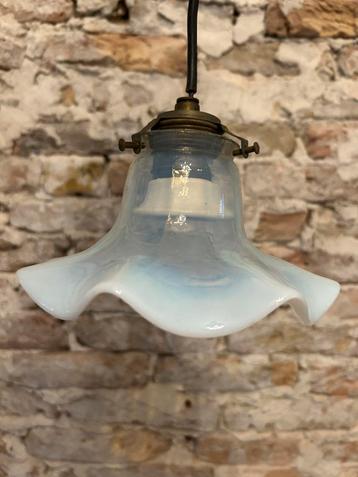 Schattige brocante lichtblauwe melkglas lampje met rok beschikbaar voor biedingen