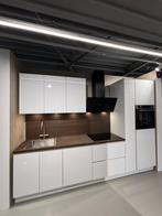 Showroomkeuken hoogglans alpinewit met apothekerskast €5000, Huis en Inrichting, Keuken | Complete keukens, Ophalen, Wit, Nieuw