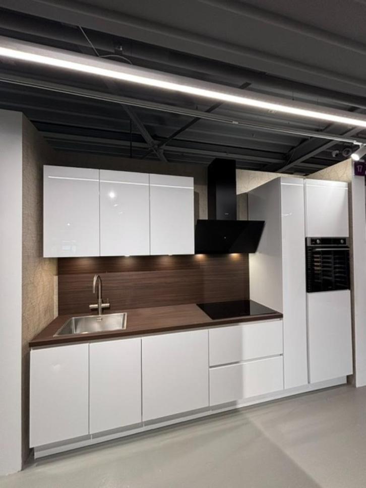 Showroomkeuken hoogglans alpinewit met apothekerskast €5000, Huis en Inrichting, Keuken | Complete keukens, Nieuw, Enkelwandige keuken