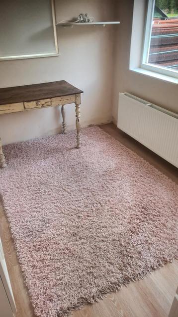 licht roze hoogpolig tapijt (merk Loca)
