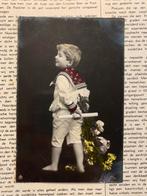 1908 Jongetje op blote voetjes met bloemen (XX), Verzamelen, Ansichtkaarten | Themakaarten, Ophalen of Verzenden, Voor 1920, Gelopen