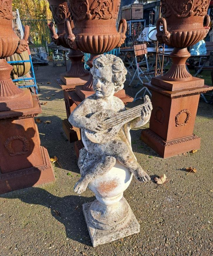 Tuinbeeld antiek putto of cherubijn figuur op bal mooi beeld, Tuin en Terras, Tuinbeelden, Gebruikt, Steen, Ophalen