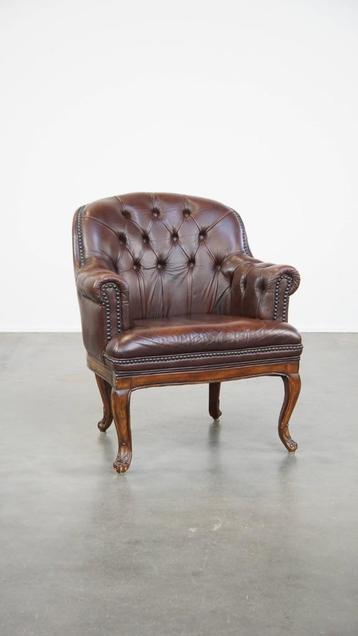 Rundleren Engelse chesterfield armchair met sierlijke poten beschikbaar voor biedingen