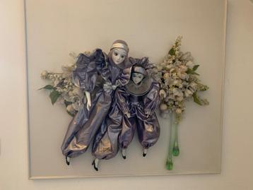 Schilderij met echte pierrots en zijden bloemen beschikbaar voor biedingen