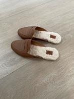Uggs z.g.a.n slippers mt 39 mocassin model en de kleur camel, Ophalen of Verzenden, Zo goed als nieuw, Bruin