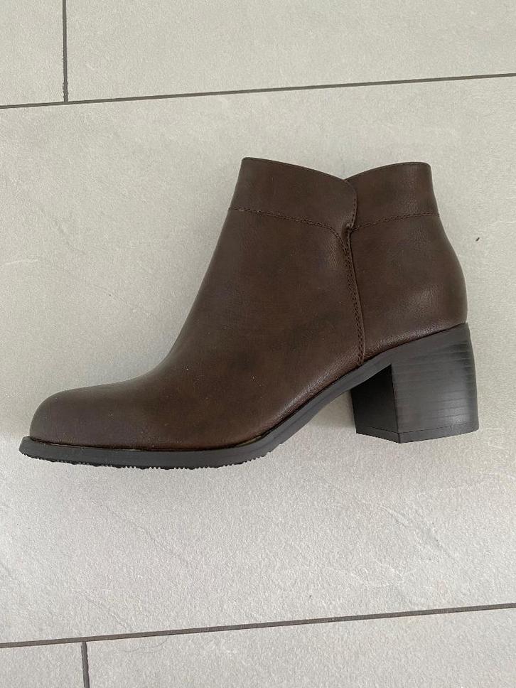 Laarzen bruin NIEUW maat 37, Kleding | Dames, Schoenen, Nieuw, Hoge laarzen, Bruin, Ophalen of Verzenden