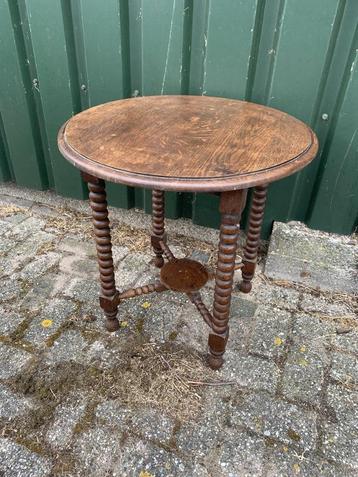 Een antiek rond eikenhouten tafeltje uit +/- 1920 beschikbaar voor biedingen