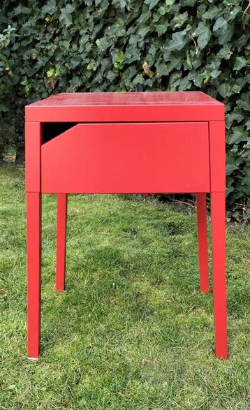Rood metalen Ikea nachtkastje (zie foto's) beschikbaar voor biedingen