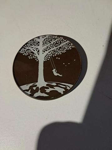 Onderzetter met boom en schommel beschikbaar voor biedingen