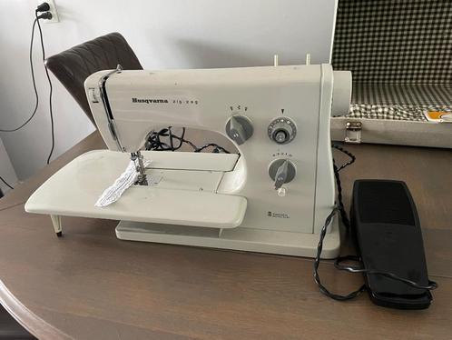 vintage HUSQVARNA ZIG-ZAG NAAIMACHINE 1020 - WD014, Hobby en Vrije tijd, Naaimachines en Toebehoren, Gebruikt, Naaimachine, Husqvarna