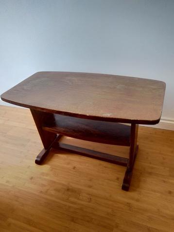 Donker houten tafeltje  beschikbaar voor biedingen