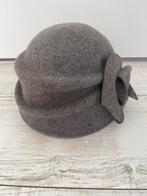 Grijs Hoed Cloche model Pothoed, Kleding | Dames, Hoeden en Petten, Ophalen of Verzenden, Zo goed als nieuw, One size fits all