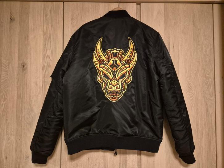 Defqon.1 Guardian bomberjack, maat L, incl. Guardian pin!, Kleding | Heren, Jassen | Zomer, Nieuw, Maat 52/54 (L), Zwart, Ophalen of Verzenden