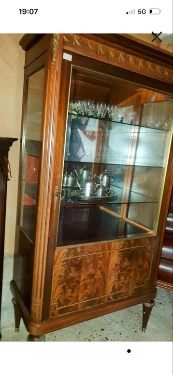 Antieke Vitrinekast met Glas beschikbaar voor biedingen