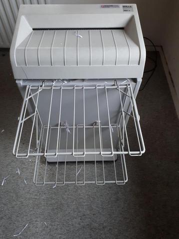 PAPIERVERNIETIGER, MERK IDEAL,TYPE 3801 A, IN GOEDE STAAT.   beschikbaar voor biedingen