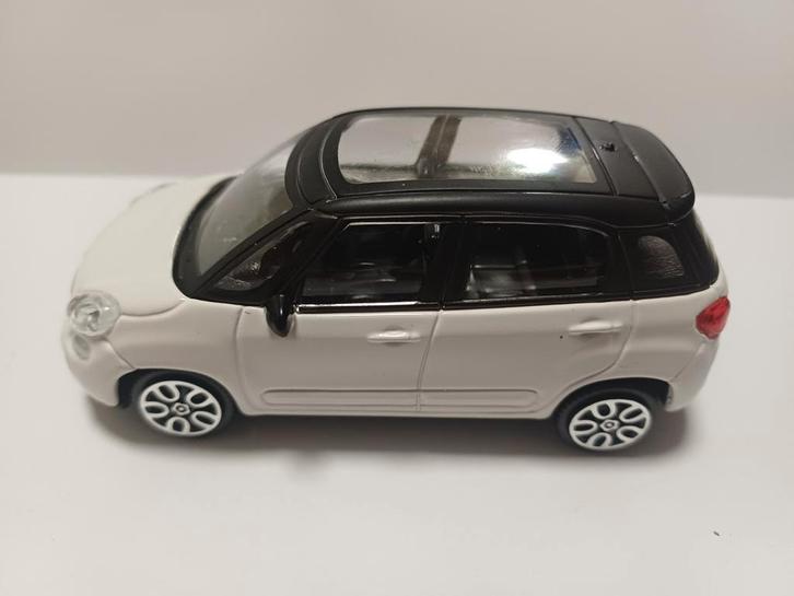 Burago Fiat 500L 1:43 - Perfecte Staat!, Hobby en Vrije tijd, Modelauto's | 1:43, Zo goed als nieuw, Auto, Overige merken, Ophalen of Verzenden