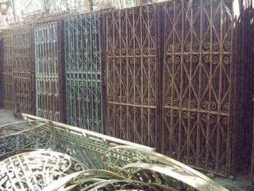 Oud Antiek ijzerwerk voor decoraties,winkelinrichting, enz. beschikbaar voor biedingen
