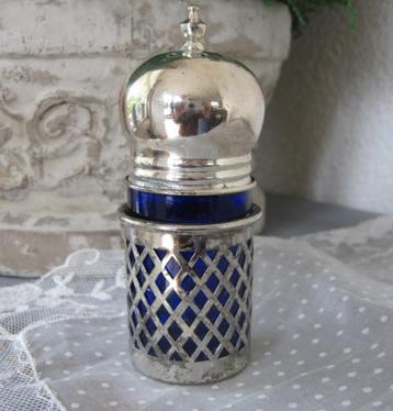 Brocant zoutpotje, blauw glas met verzilverde dop en houder beschikbaar voor biedingen