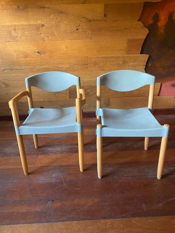 Partij stapelstoelen beschikbaar voor biedingen