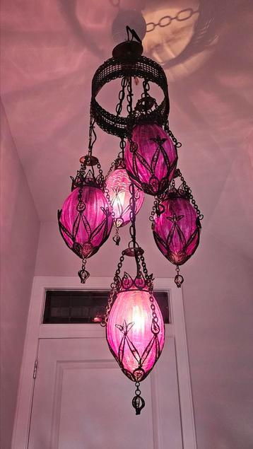 Paarse oosters lamp met glazen bollen beschikbaar voor biedingen