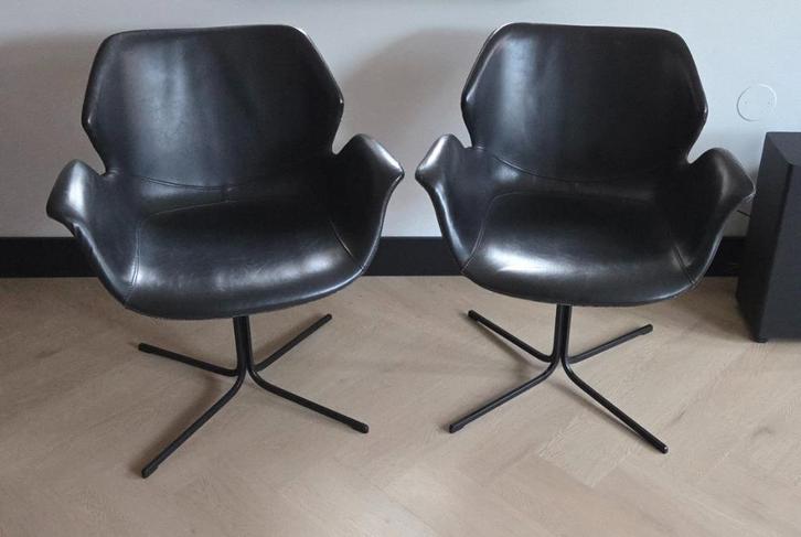 Set van 2  Zuiver Nikki armstoelen – zwart PU-leer – €249, Huis en Inrichting, Fauteuils, Gebruikt, Leer, Metaal, 50 tot 75 cm