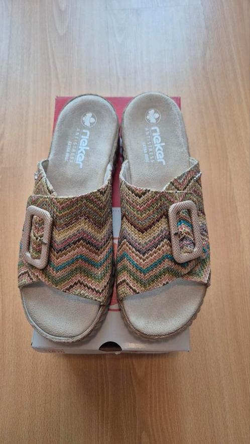 Mooie Rieker slippers extra wide maat 42. Met klittenband., Kleding | Dames, Schoenen, Zo goed als nieuw, Beige, Ophalen of Verzenden