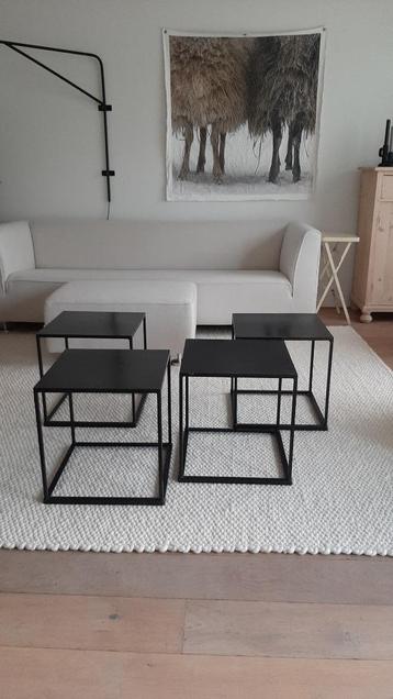 4 zwart metalen tafeltjes 40 x 40 x 42 beschikbaar voor biedingen