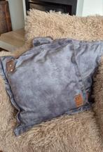 2 Knit Factory sierkussens., Ophalen of Verzenden, Zo goed als nieuw, Grijs, Vierkant