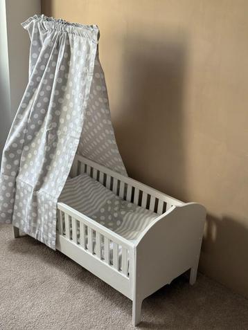 Houten speelgoed poppenbedje handgemaakt beschikbaar voor biedingen