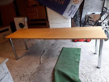 Grote tafel beschikbaar voor biedingen