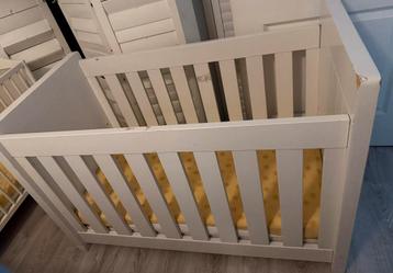 Baby bed ledikant met matras en hoeslaken beschikbaar voor biedingen