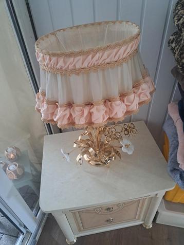 Prachtige lamp met kap beschikbaar voor biedingen