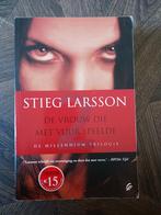 Stieg Larsson - De vrouw die met vuur speelde, Ophalen of Verzenden, Zo goed als nieuw, Nederland, Stieg Larsson