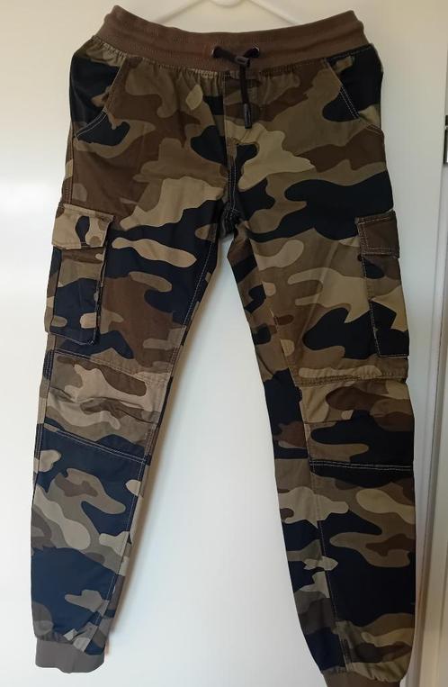 Broek camouflage print., Kinderen en Baby's, Kinderkleding | Kinder-kledingpakketten, Zo goed als nieuw, Maat 164, Ophalen of Verzenden