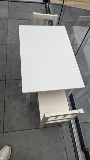 Tafeltje met stoeltjes  beschikbaar voor biedingen