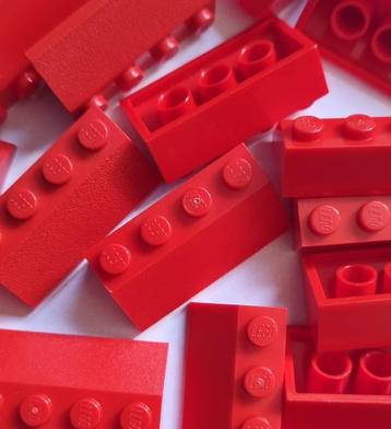 Lego 2x4 slope 45. Red (per 20) beschikbaar voor biedingen