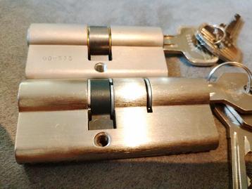 Twee cilindersloten met sleutels beschikbaar voor biedingen