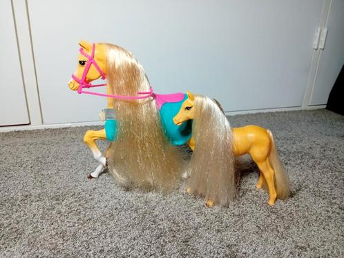 Barbie paard met Barbie veulen, Kinderen en Baby's, Speelgoed | Poppen, Gebruikt, Barbie, Ophalen of Verzenden