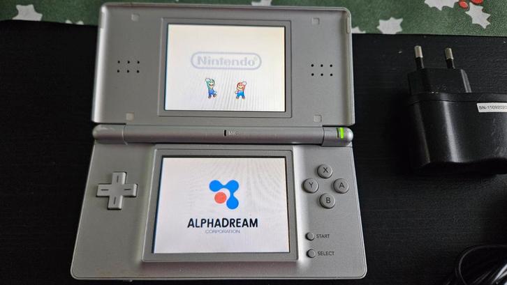 Nintendo DS Lite Zilver + geheugenkaart, Spelcomputers en Games, Spelcomputers | Nintendo DS, Gebruikt, DS Lite, Zilver, Met games