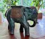 Fraaie antieke olifant, Ophalen