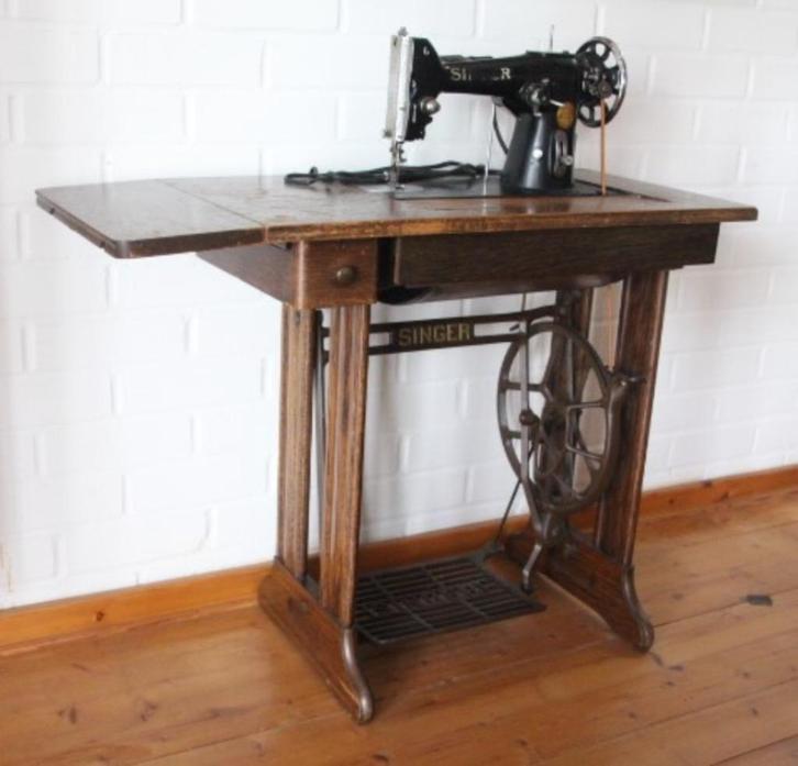 Oude Singer naaimachine in eiken tafel ingebouwd, Antiek en Kunst, Antiek | Naaimachines, Ophalen