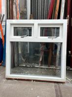 Hardhouten kozijn dubbel glas 110x111 €200, Doe-het-zelf en Verbouw, Ophalen, Gebruikt, Hout