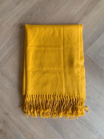 Gele sjaal beschikbaar voor biedingen