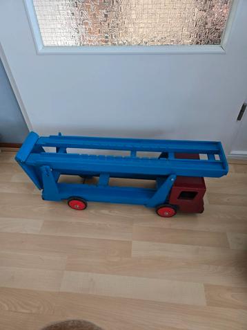 Houten speelgoed vrachtwagen  beschikbaar voor biedingen